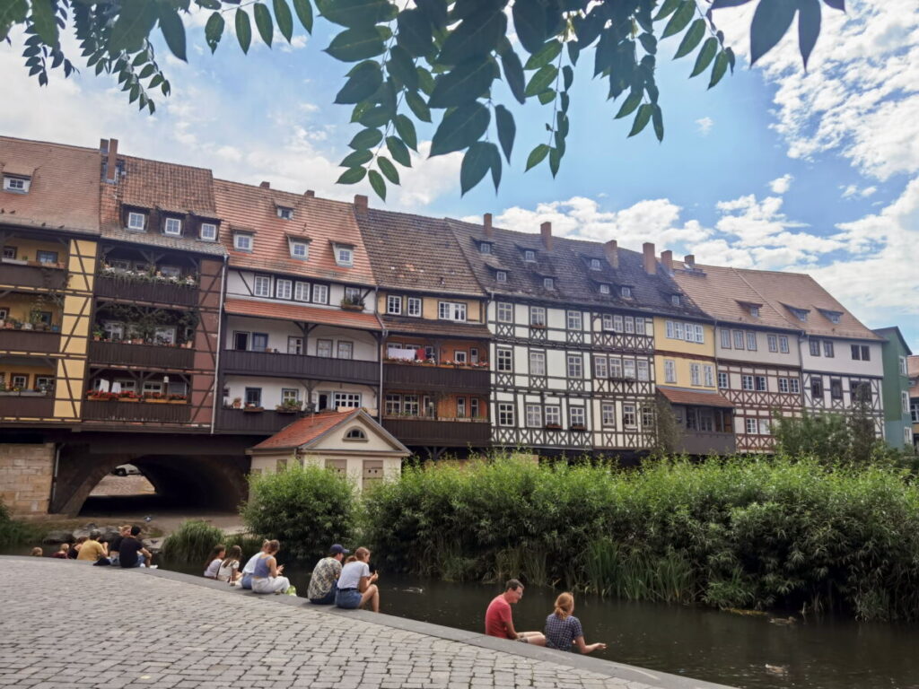 Die Krämerbrücke ist im Sommer ein beliebter Treffpunkt