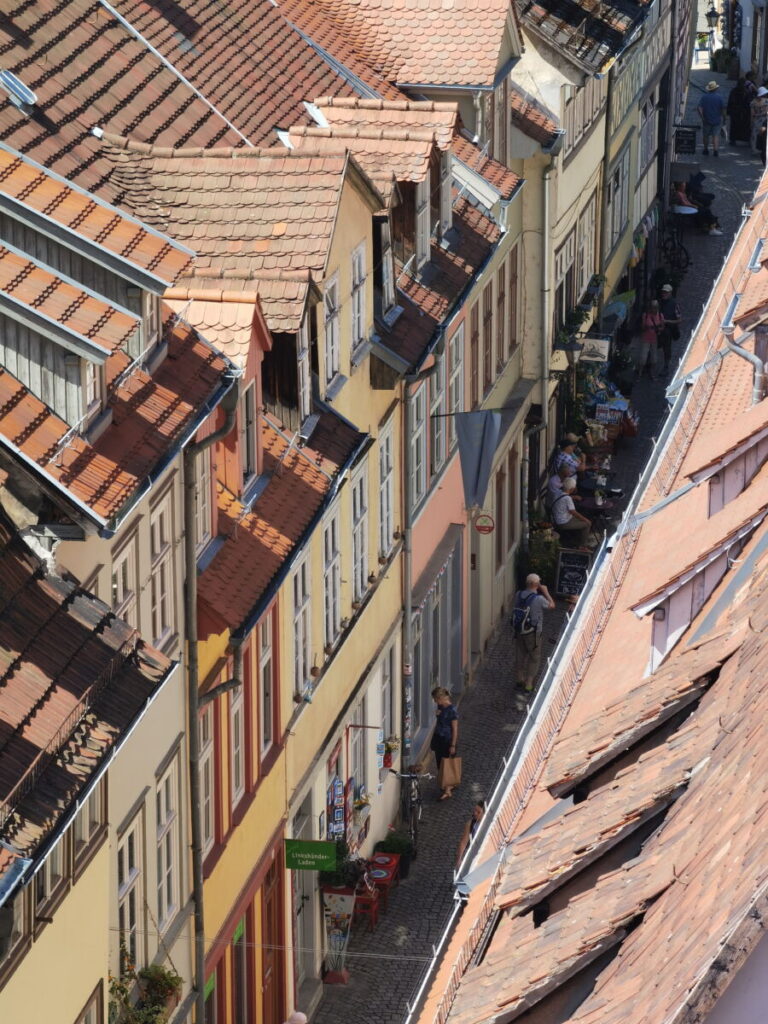 Der Blick von oben in die schmale Gasse der Krämerbrücke