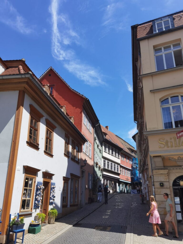 Vom Benediktsplatz Erfurt kommst du direkt auf die Krämerbrücke - die von hier wie eine Straße wirkt, aber eine Brücke ist